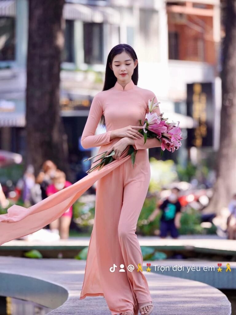 Gái Xinh Tấm Những Khoảnh Khắc Tuyệt Mỹ Giữa Thiên Nhiên Xanh Mướt